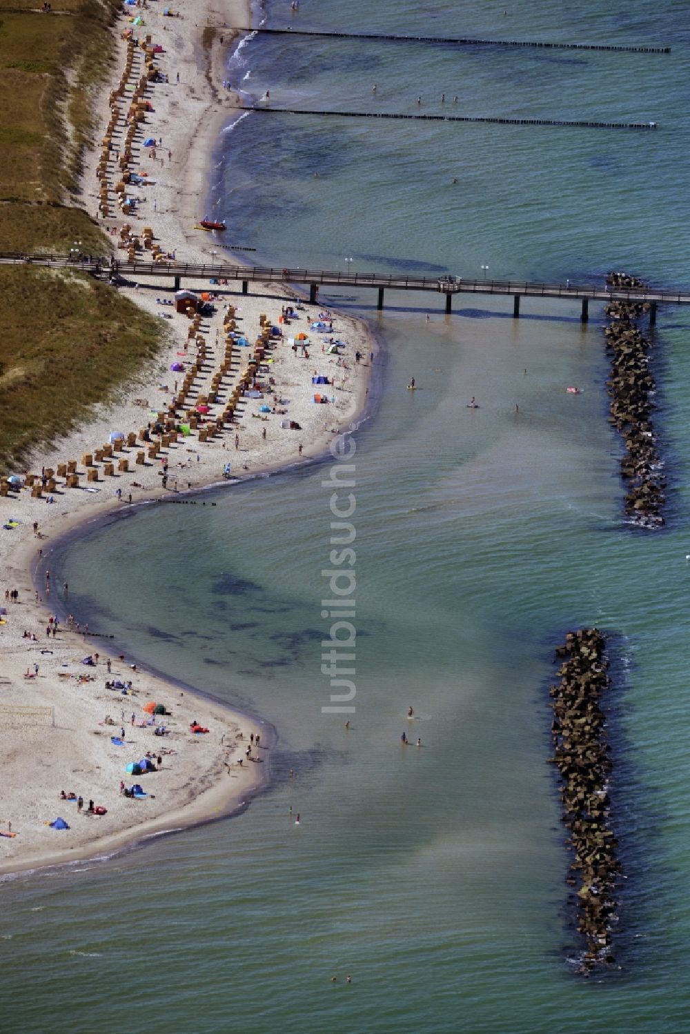 Luftaufnahme Wustrow - Sandstrand- Landschaft an der Seebrücke der Ostsee in Wustrow im Bundesland Mecklenburg-Vorpommern