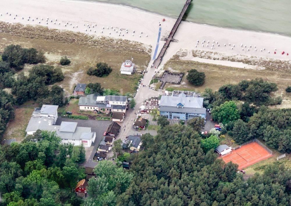 Luftbild Prerow - Sandstrand- Landschaft an der Seebrücke in Prerow im Bundesland , Deutschland