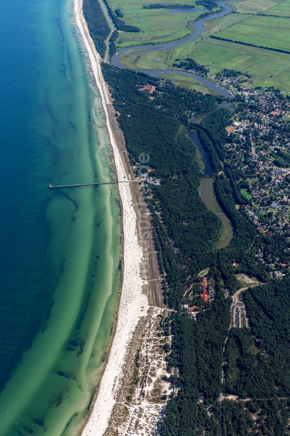 Luftaufnahme Prerow - Sandstrand- Landschaft an der Seebrücke von Prerow im Bundesland Mecklenburg-Vorpommern