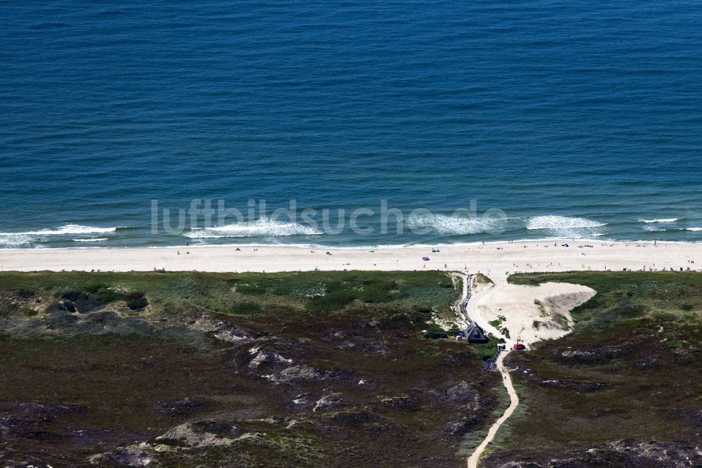 Kampen (Sylt) aus der Vogelperspektive: Sandstrand- Landschaft mit Strandkörben und Badegästen in Kampen (Sylt) im Bundesland Schleswig-Holstein, Deutschland