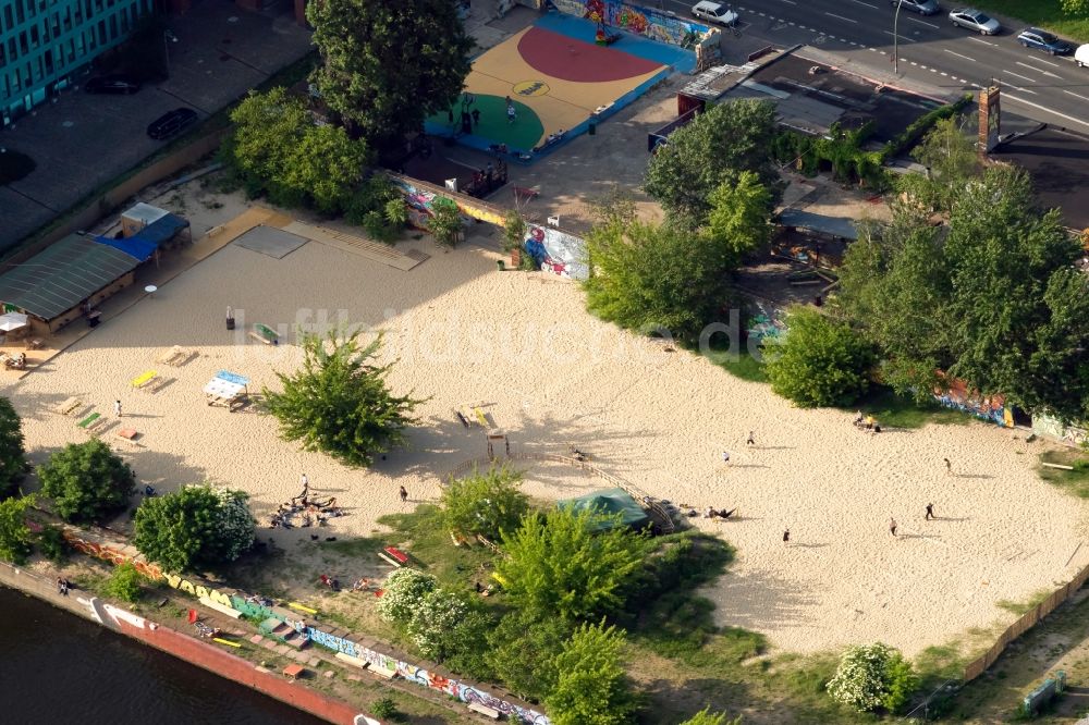 Berlin aus der Vogelperspektive: Sandstrand- Landschaft im YAAM Beach Club in Berlin