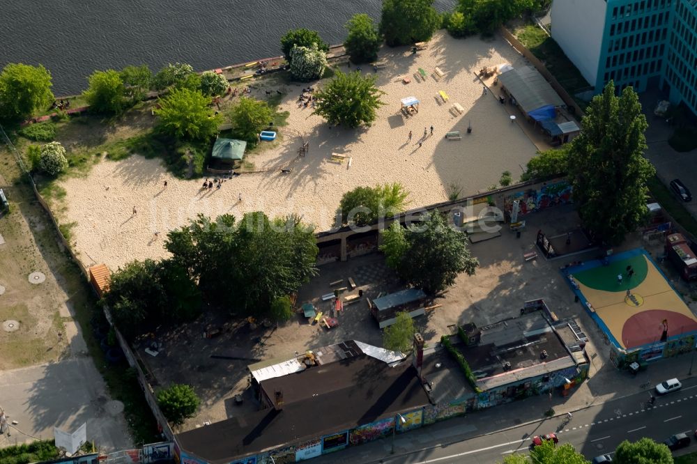 Luftbild Berlin - Sandstrand- Landschaft im YAAM Beach Club in Berlin