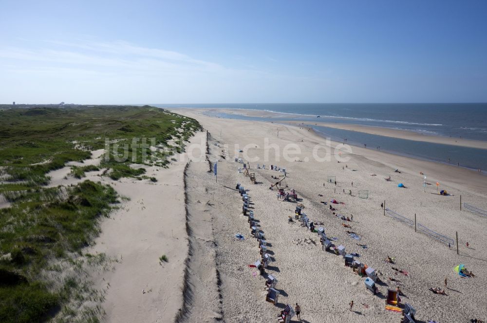 Luftaufnahme Norderney - Sandstrand mit Strandkorb- Landschaft an der Nordseeküste der Insel Norderney im Bundesland Niedersachsen