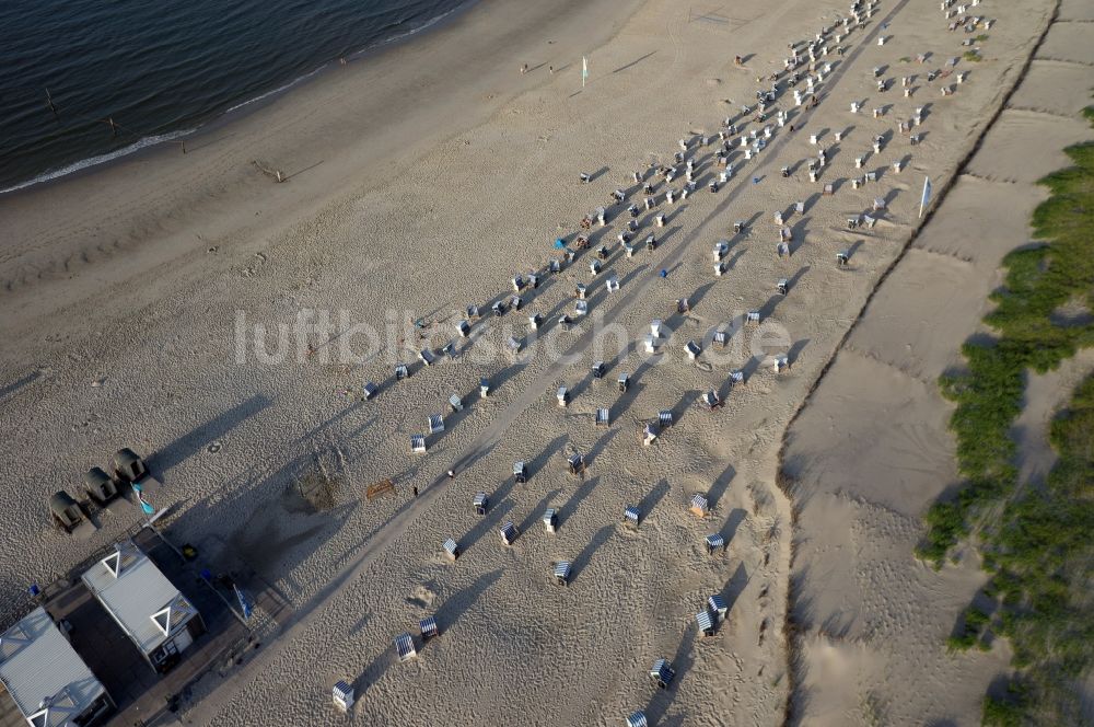 Norderney von oben - Sandstrand mit Strandkorb- Landschaft an der Nordseeküste der Insel Norderney im Bundesland Niedersachsen