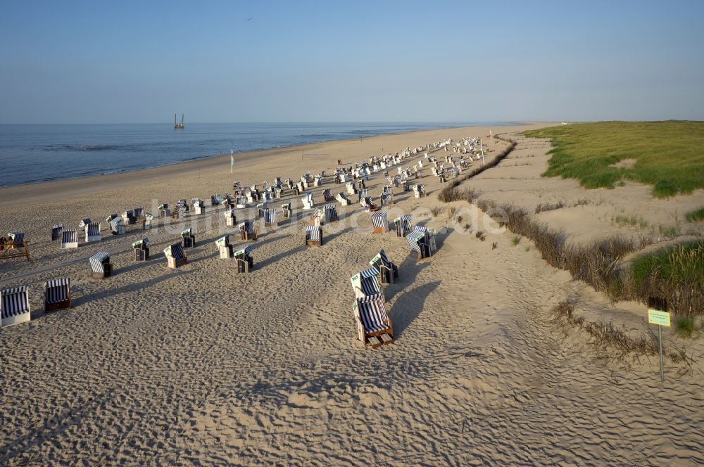 Norderney aus der Vogelperspektive: Sandstrand mit Strandkorb- Landschaft an der Nordseeküste der Insel Norderney im Bundesland Niedersachsen