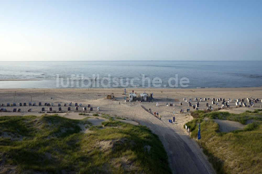 Luftbild Norderney - Sandstrand mit Strandkorb- Landschaft an der Nordseeküste der Insel Norderney im Bundesland Niedersachsen