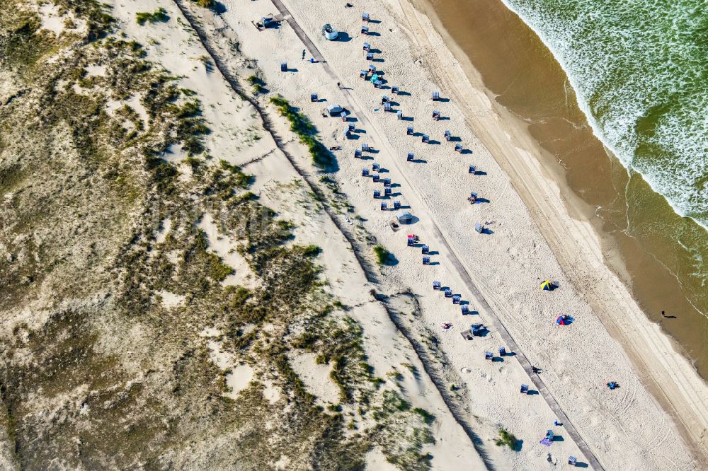 Norderney aus der Vogelperspektive: Sandstrand- mit Strandkörben am Nordstrand auf der Insel Norderney im Bundesland Niedersachsen, Deutschland