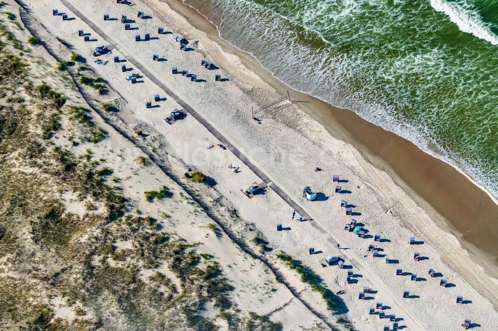 Luftbild Norderney - Sandstrand- mit Strandkörben am Nordstrand auf der Insel Norderney im Bundesland Niedersachsen, Deutschland