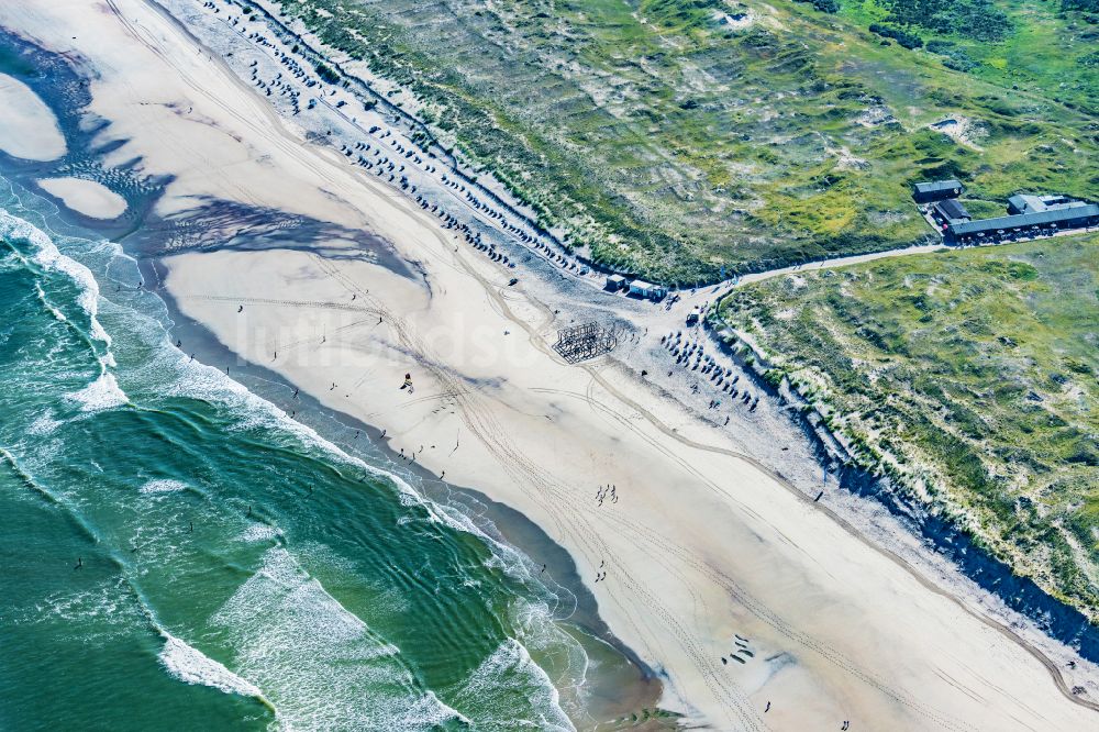 Luftaufnahme Norderney - Sandstrand- mit Strandkörben am Nordstrand auf der Insel Norderney im Bundesland Niedersachsen, Deutschland