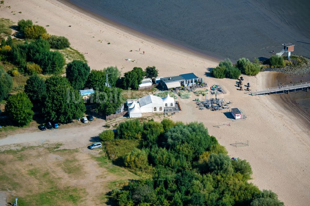 Luftaufnahme Drochtersen - Sandstrand- Uferlandschaft mit Anleger auf Krautsand in Drochtersen im Bundesland Niedersachsen, Deutschland