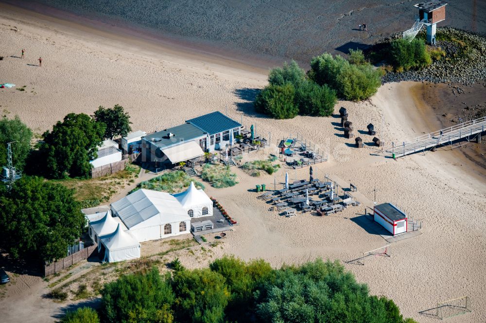 Drochtersen aus der Vogelperspektive: Sandstrand- Uferlandschaft mit Anleger auf Krautsand in Drochtersen im Bundesland Niedersachsen, Deutschland