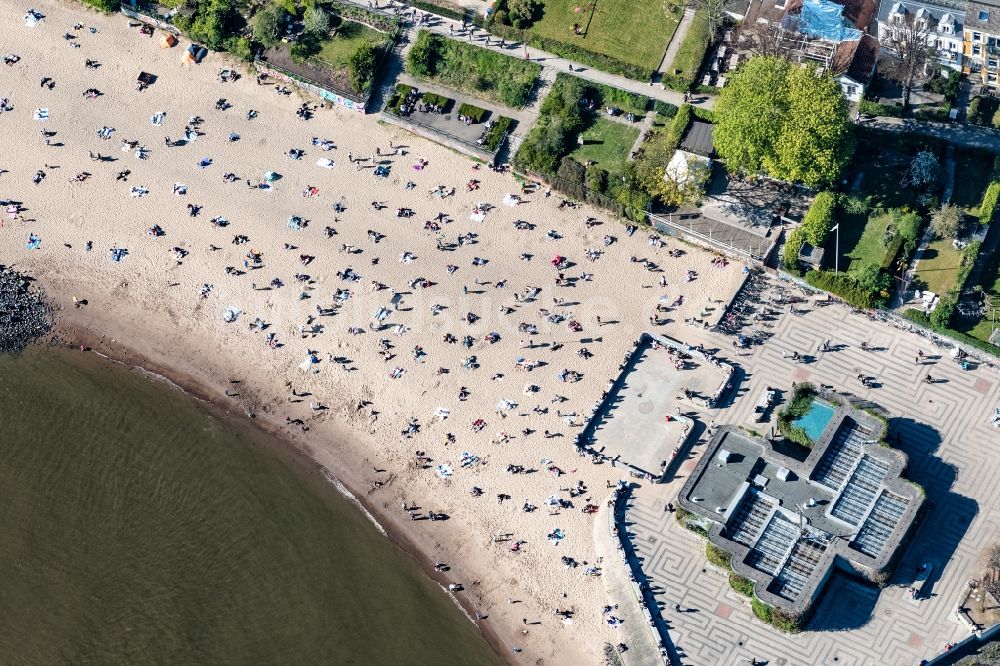 Hamburg von oben - Sandstrand- Uferlandschaft der Elbe in Hamburg, Deutschland