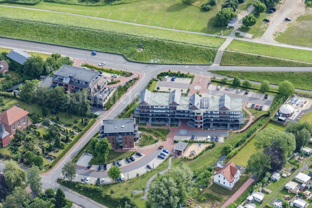 Luftbild Drochtersen - Sandstrand- Uferlandschaft auf der Elbinsel Krautsand mit Ferien und Hotelanlagen in Drochtersen im Bundesland Niedersachsen, Deutschland