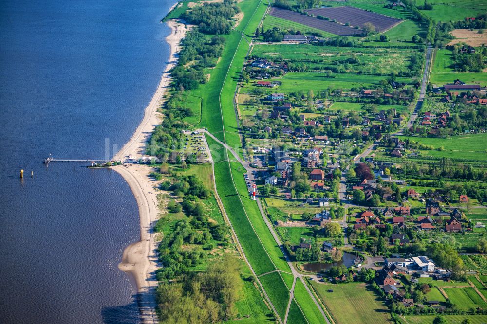 Drochtersen von oben - Sandstrand- Uferlandschaft auf der Elbinsel Krautsand mit Ferien und Hotelanlagen in Drochtersen im Bundesland Niedersachsen, Deutschland