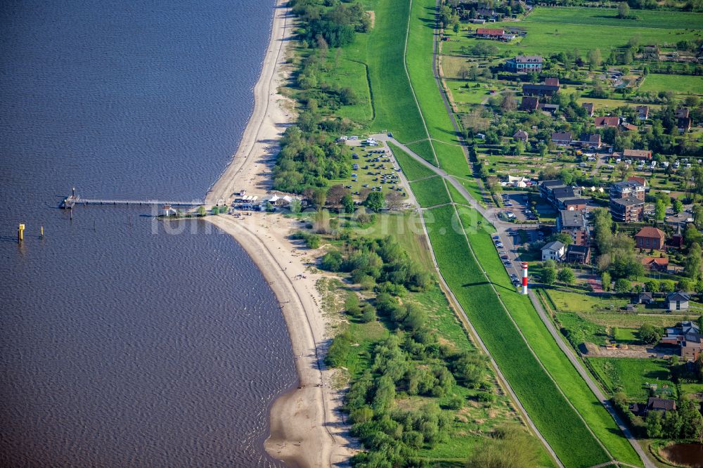 Drochtersen aus der Vogelperspektive: Sandstrand- Uferlandschaft auf der Elbinsel Krautsand mit Ferien und Hotelanlagen in Drochtersen im Bundesland Niedersachsen, Deutschland