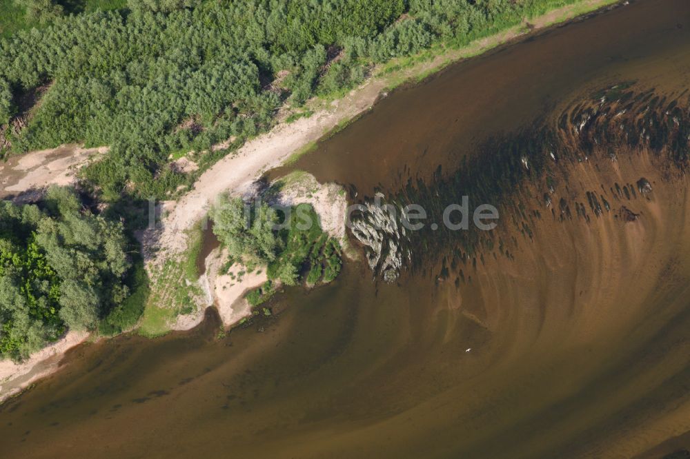 Luftaufnahme Gien - Sandstrand- Uferlandschaft am Ufer der Loire in Gien in Centre, Frankreich