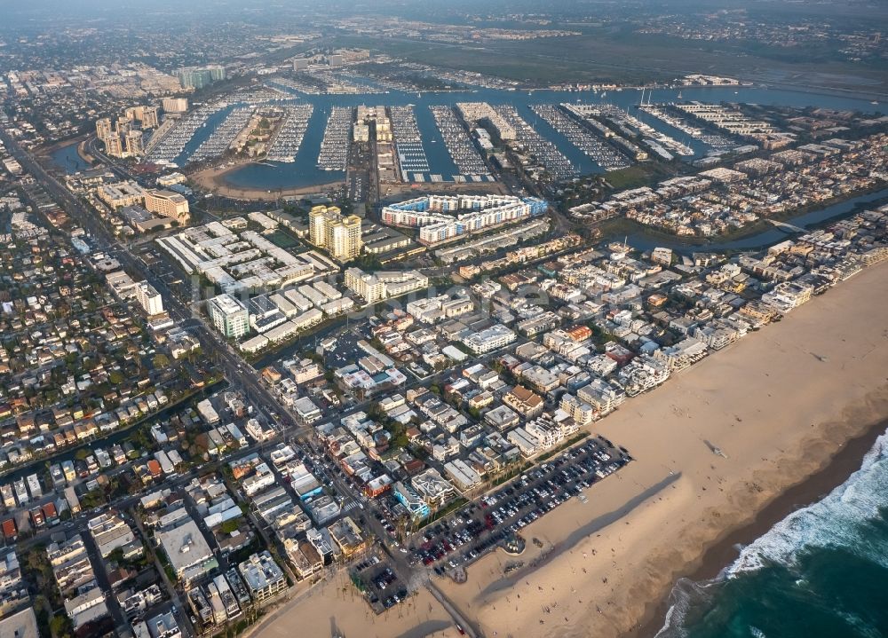 Luftaufnahme Los Angeles - Sandstrand von Venice Beach in Los Angeles und Ortsansicht von Marina del Rey in Kalifornien, USA