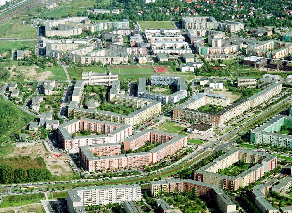 Berlin - Hellersdorf von oben - Sanierte Wohnanlagen der MÜBAU an der Riesaer Straße in Berlin - Hellersdorf.