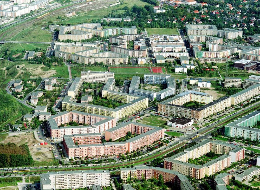 Berlin - Hellersdorf aus der Vogelperspektive: Sanierte Wohnanlagen der MÜBAU an der Riesaer Straße in Berlin - Hellersdorf.