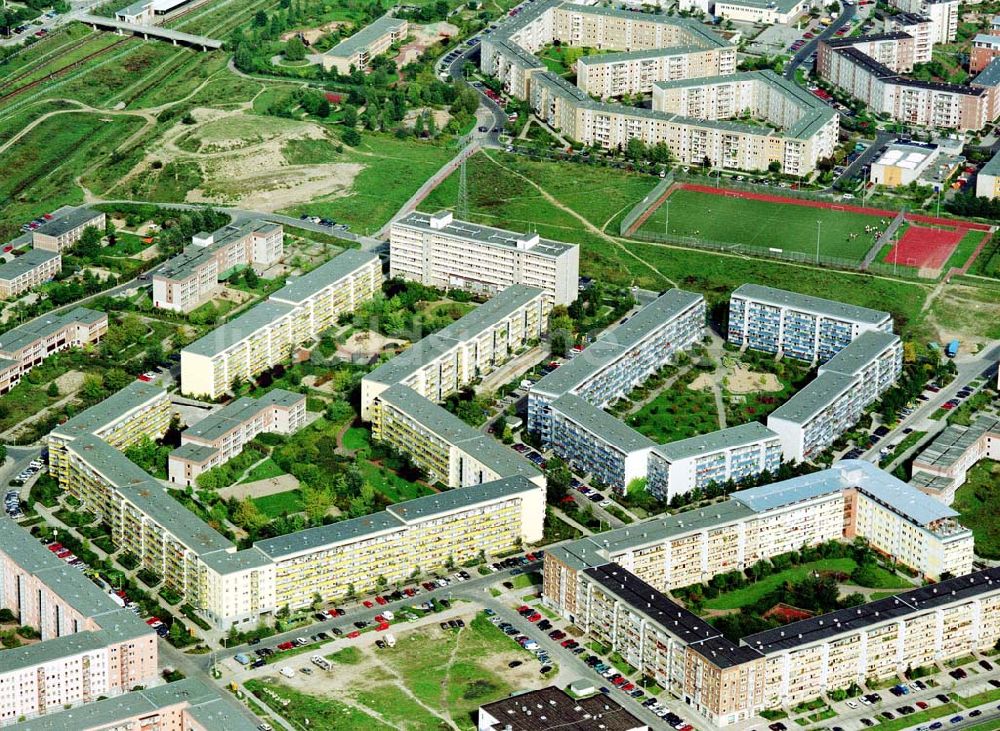 Berlin - Hellersdorf aus der Vogelperspektive: Sanierte Wohnanlagen der MÜBAU an der Riesaer Straße in Berlin - Hellersdorf.