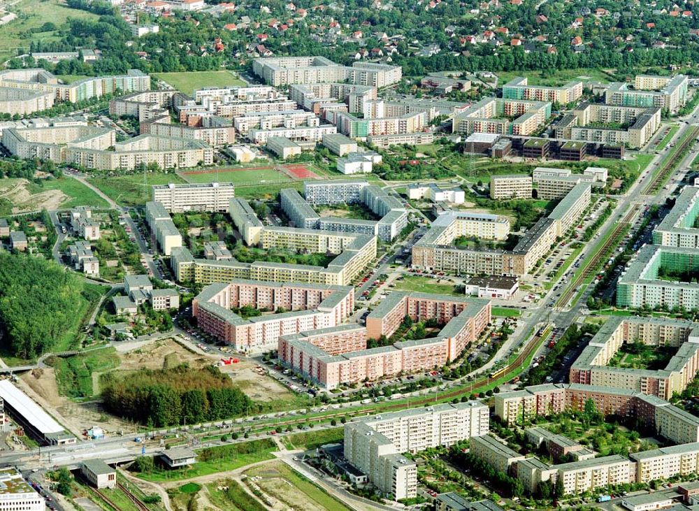 Berlin - Hellersdorf von oben - Sanierte Wohnanlagen der MÜBAU an der Riesaer Straße in Berlin - Hellersdorf.