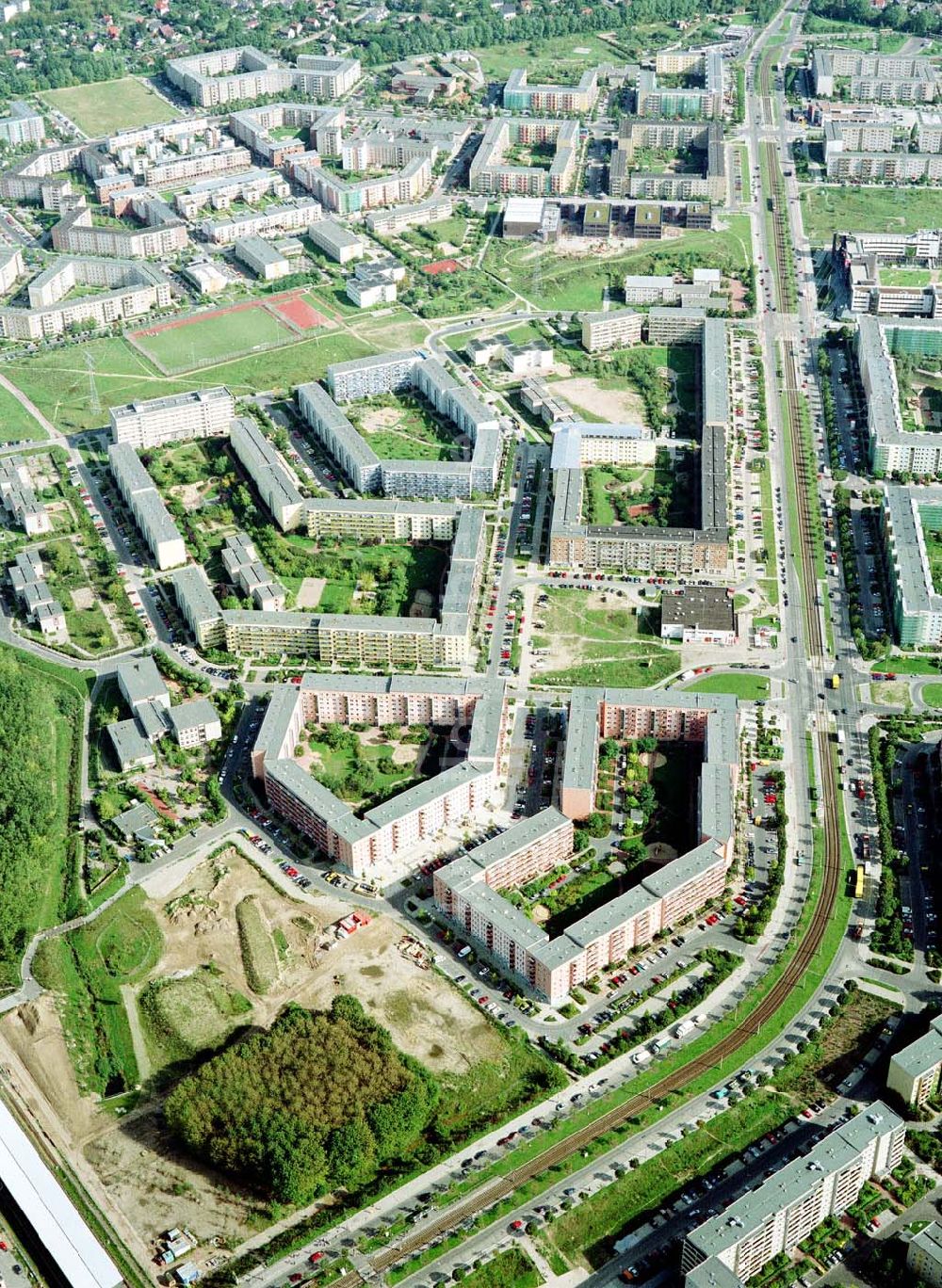 Berlin - Hellersdorf aus der Vogelperspektive: Sanierte Wohnanlagen der MÜBAU an der Riesaer Straße in Berlin - Hellersdorf.