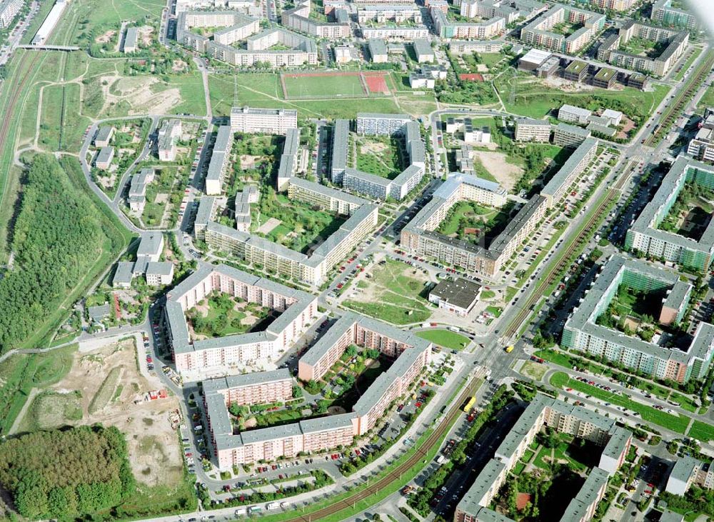 Luftbild Berlin - Hellersdorf - Sanierte Wohnanlagen der MÜBAU an der Riesaer Straße in Berlin - Hellersdorf.