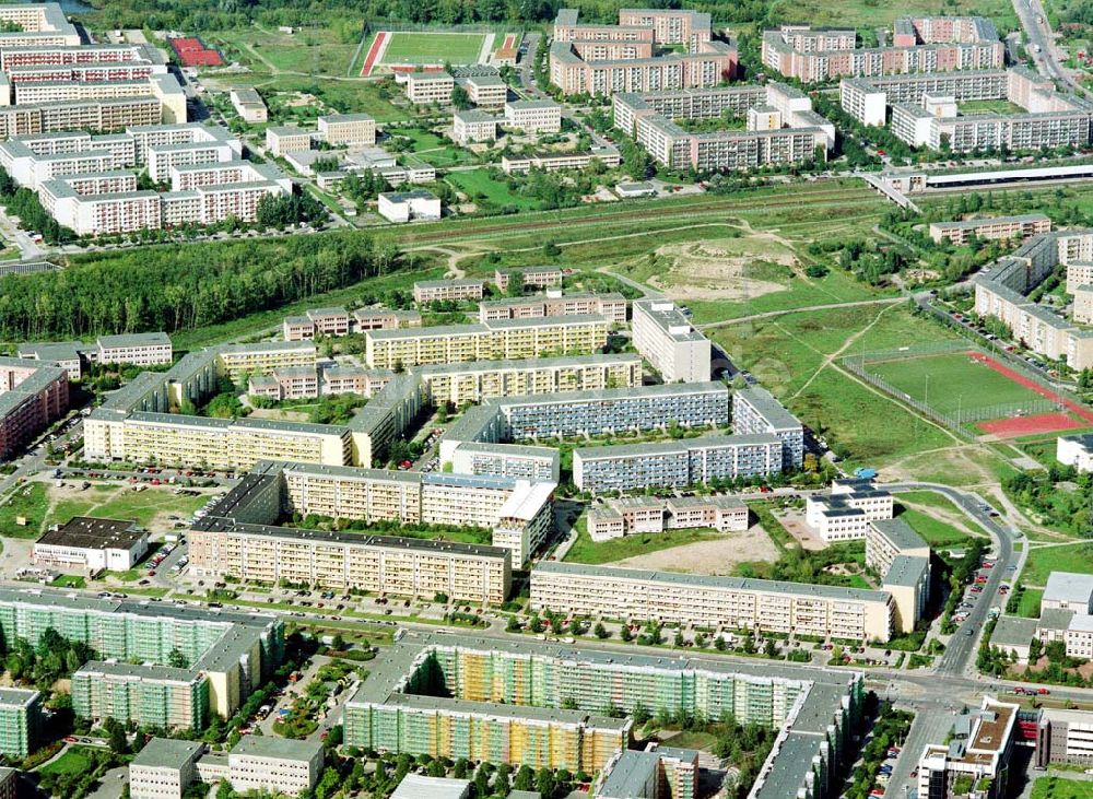 Berlin - Hellersdorf von oben - Sanierte Wohnanlagen der MÜBAU an der Riesaer Straße in Berlin - Hellersdorf.