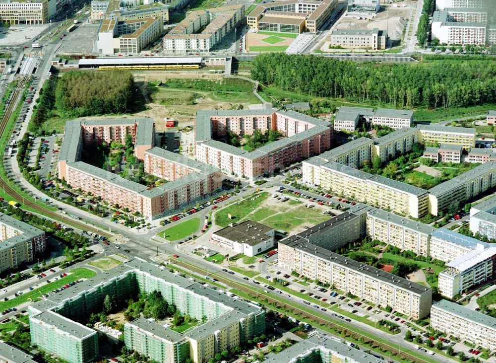 Berlin - Hellersdorf aus der Vogelperspektive: Sanierte Wohnanlagen der MÜBAU an der Riesaer Straße in Berlin - Hellersdorf.