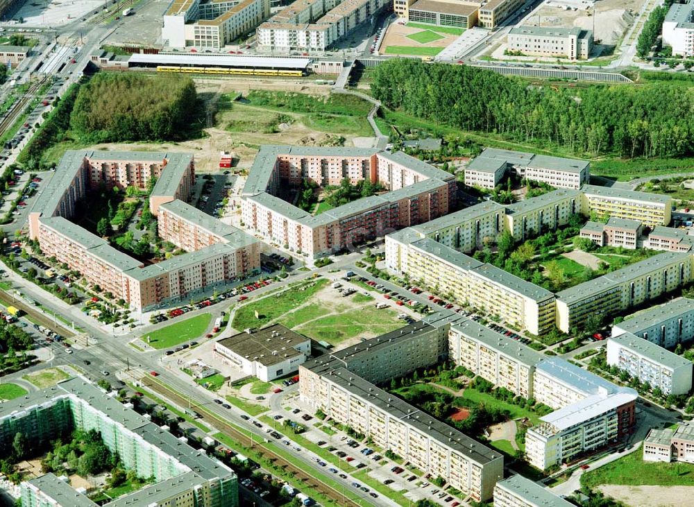 Luftbild Berlin - Hellersdorf - Sanierte Wohnanlagen der MÜBAU an der Riesaer Straße in Berlin - Hellersdorf.