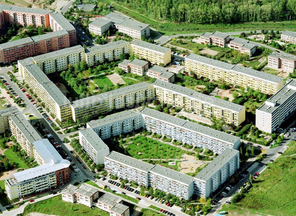 Luftaufnahme Berlin - Hellersdorf - Sanierte Wohnanlagen der MÜBAU an der Riesaer Straße in Berlin - Hellersdorf.