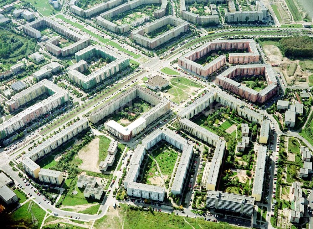 Berlin - Hellersdorf von oben - Sanierte Wohnanlagen der MÜBAU an der Riesaer Straße in Berlin - Hellersdorf.