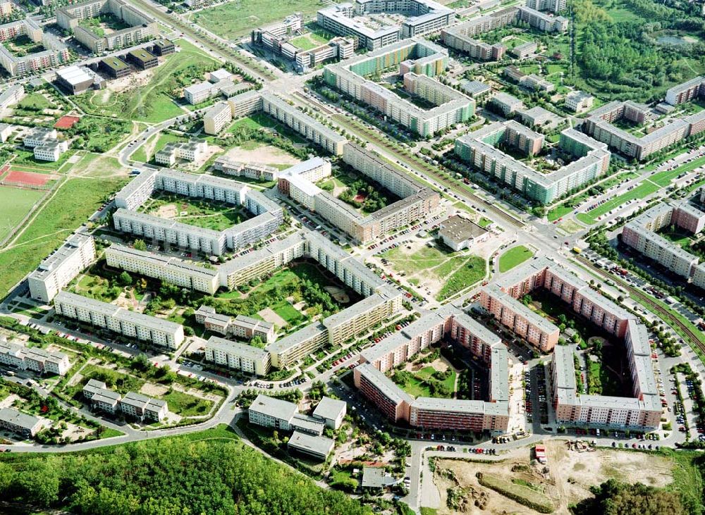 Luftbild Berlin - Hellersdorf - Sanierte Wohnanlagen der MÜBAU an der Riesaer Straße in Berlin - Hellersdorf.