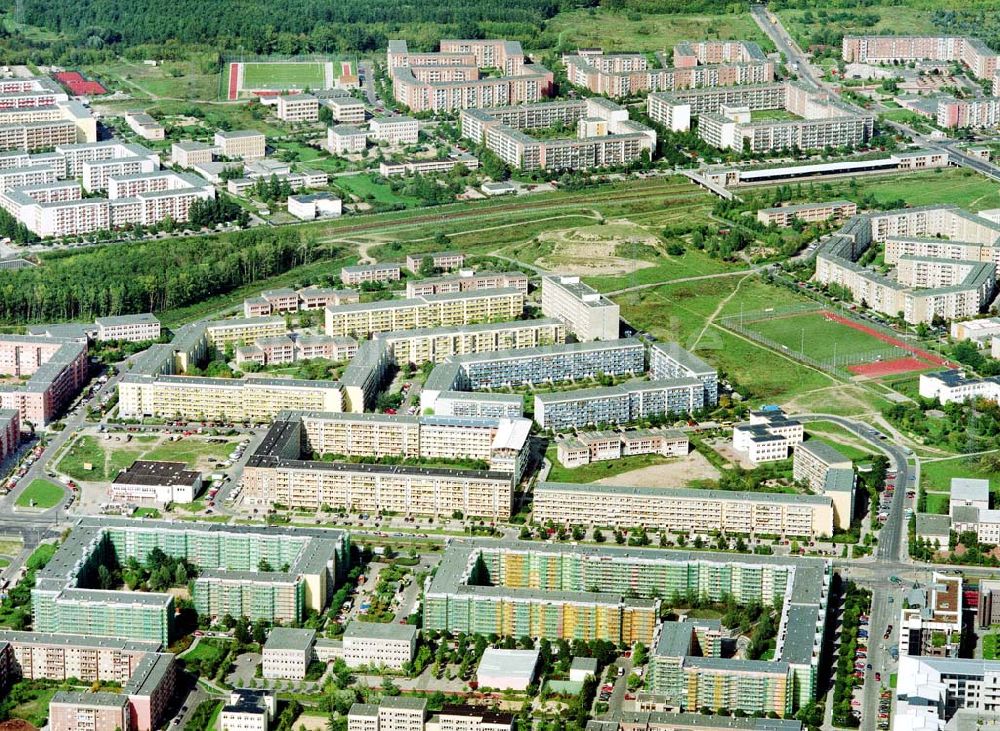 Luftaufnahme Berlin - Hellersdorf - Sanierte Wohnanlagen der MÜBAU an der Riesaer Straße in Berlin - Hellersdorf.