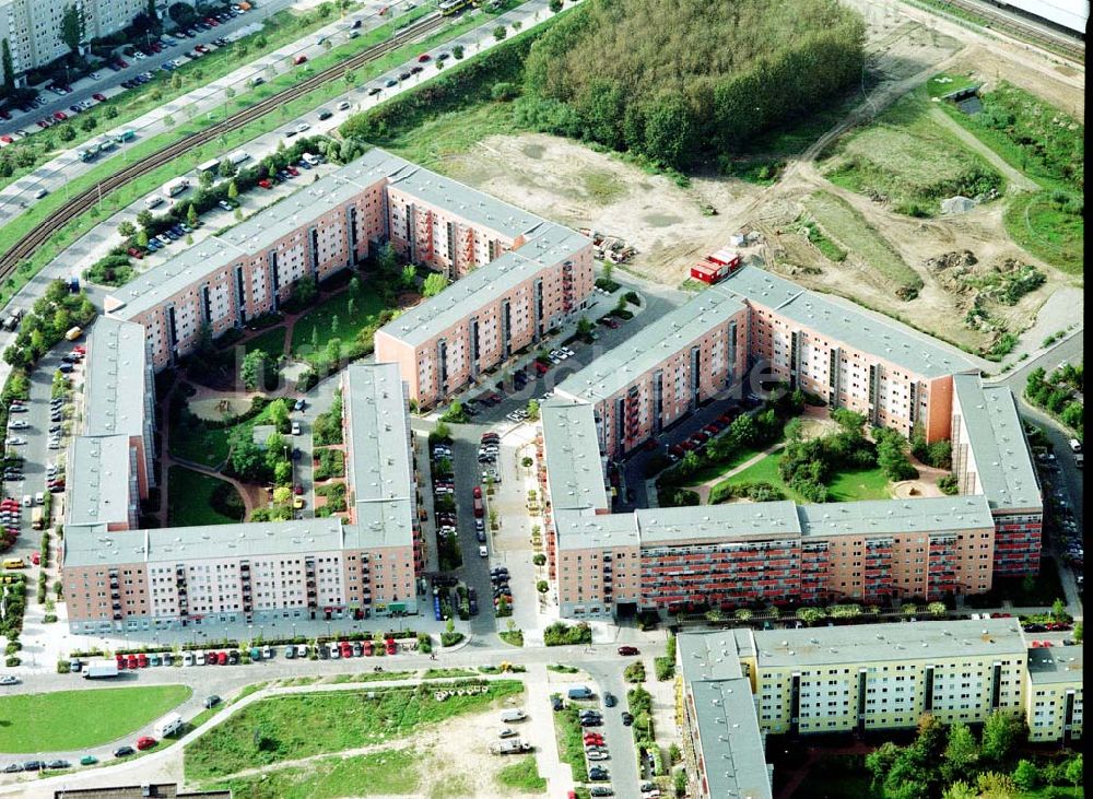 Berlin - Hellersdorf von oben - Sanierte Wohnanlagen der MÜBAU an der Riesaer Straße in Berlin - Hellersdorf.