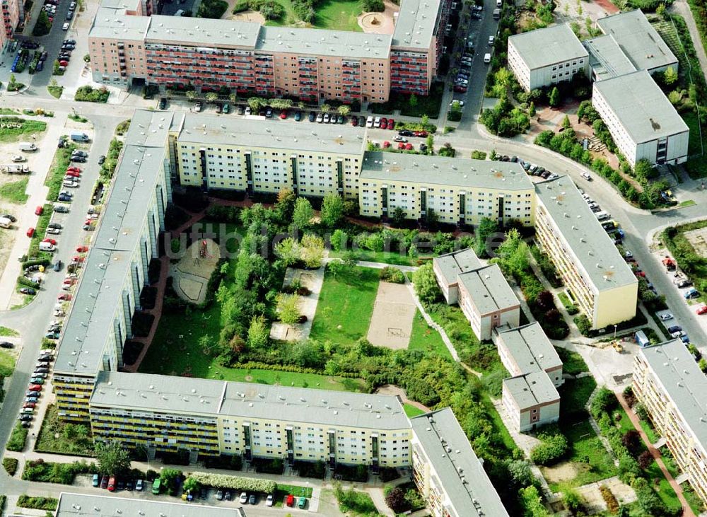 Berlin - Hellersdorf aus der Vogelperspektive: Sanierte Wohnanlagen der MÜBAU an der Riesaer Straße in Berlin - Hellersdorf.