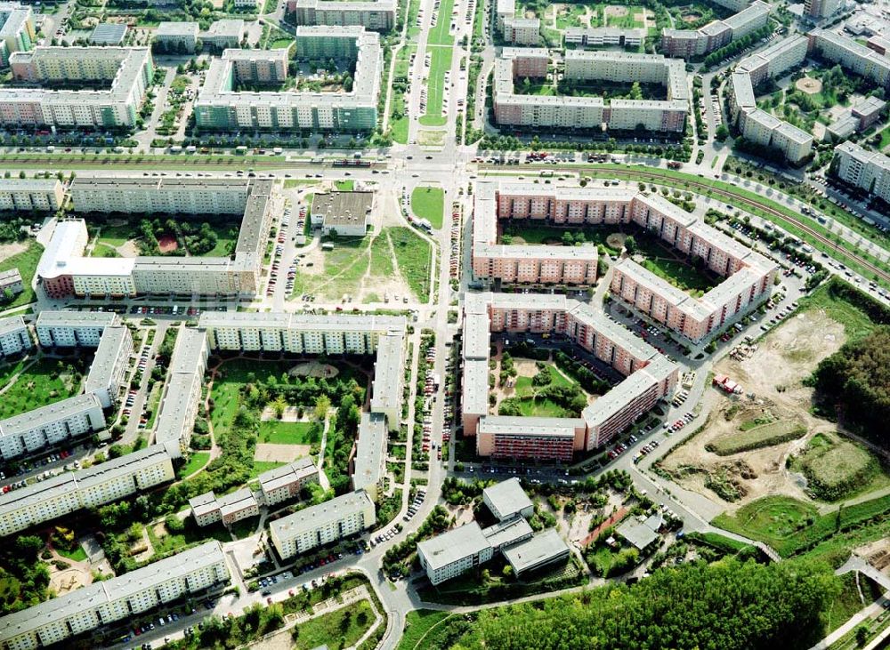 Luftbild Berlin - Hellersdorf - Sanierte Wohnanlagen der MÜBAU an der Riesaer Straße in Berlin - Hellersdorf.