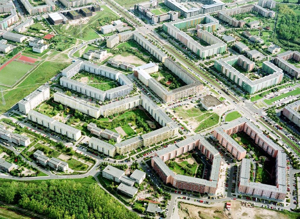 Luftaufnahme Berlin - Hellersdorf - Sanierte Wohnanlagen der MÜBAU an der Riesaer Straße in Berlin - Hellersdorf.