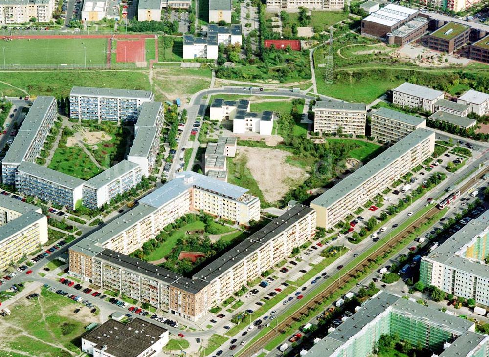 Berlin - Hellersdorf aus der Vogelperspektive: Sanierte Wohnanlagen der MÜBAU an der Riesaer Straße in Berlin - Hellersdorf.