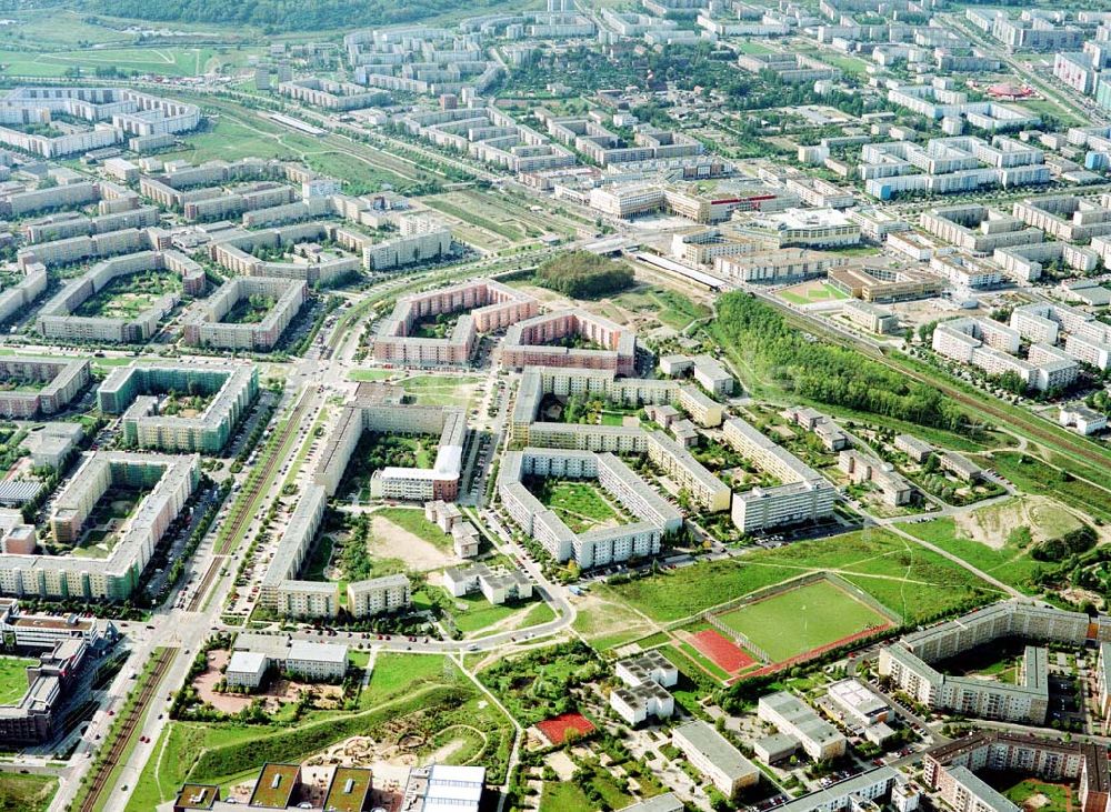 Berlin - Hellersdorf aus der Vogelperspektive: Sanierte Wohnanlagen der MÜBAU an der Riesaer Straße in Berlin - Hellersdorf.