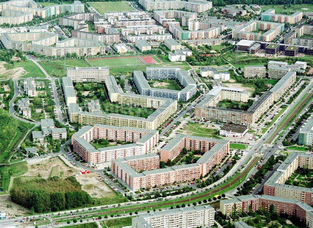 Berlin - Hellersdorf von oben - Sanierte Wohnanlagen der MÜBAU an der Riesaer Straße in Berlin - Hellersdorf.