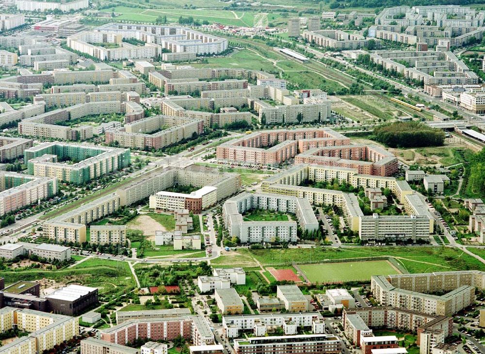 Berlin - Hellersdorf von oben - Sanierte Wohnanlagen der MÜBAU an der Riesaer Straße in Berlin - Hellersdorf.