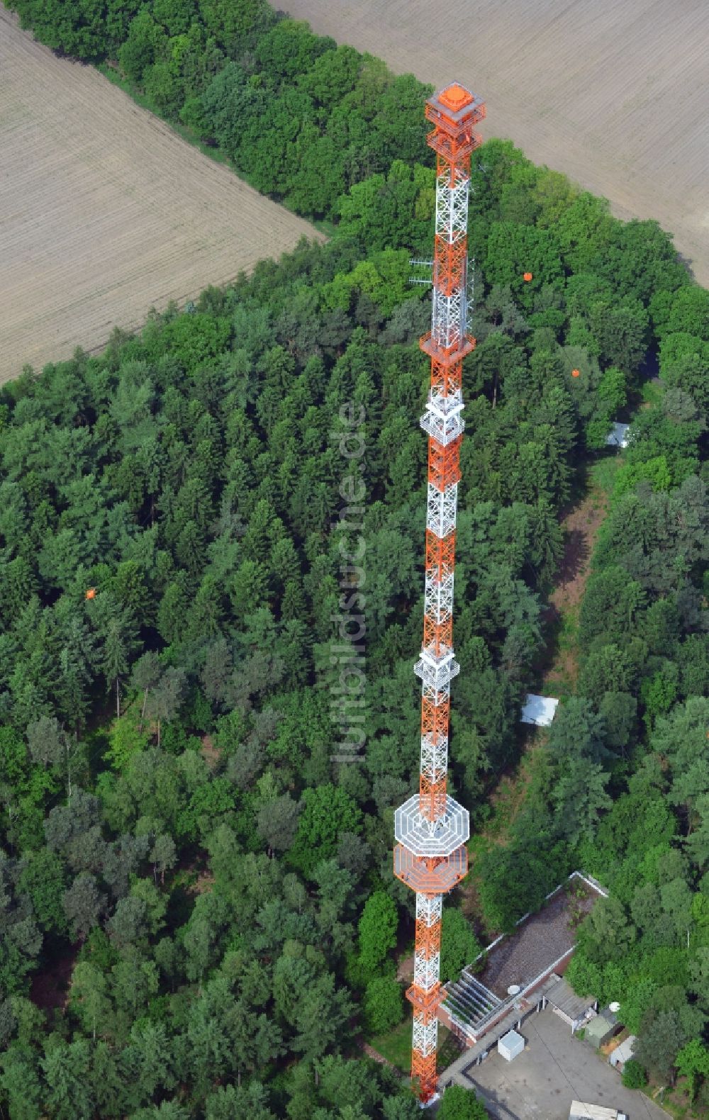 Luftbild Molbergen Ortsteil Peheim - Sanierter Antennenträger- Mast auf dem Fernsehturm- Umsetzer- Sendemast bei Peheim , einem Ortsteil von Molbergen im Bundesland Niedersachsen