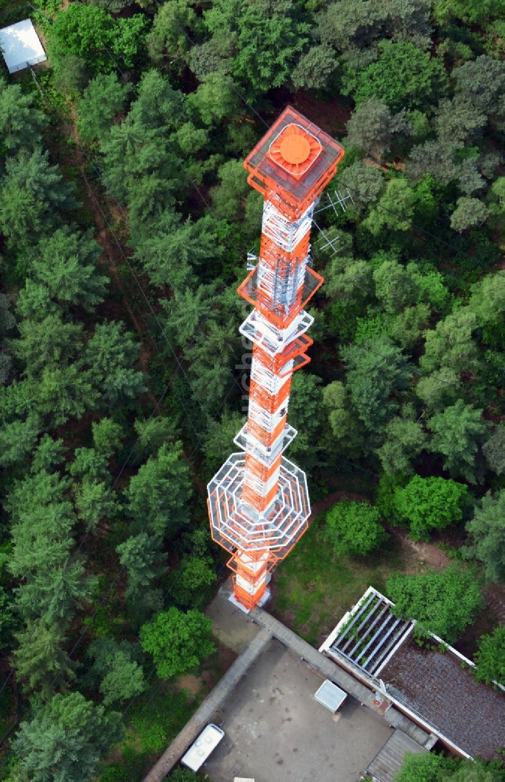 Luftaufnahme Molbergen Ortsteil Peheim - Sanierter Antennenträger- Mast auf dem Fernsehturm- Umsetzer- Sendemast bei Peheim , einem Ortsteil von Molbergen im Bundesland Niedersachsen