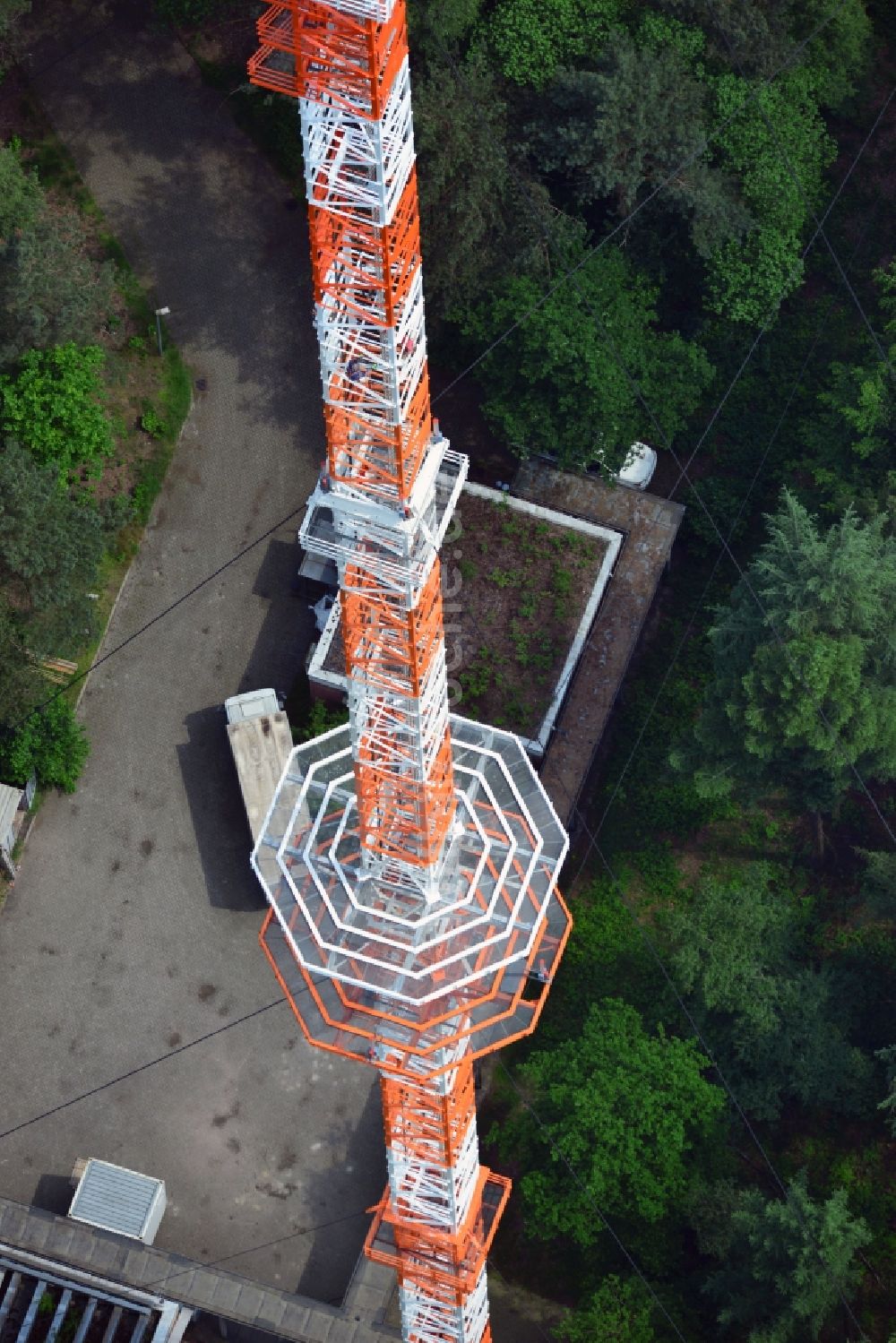 Luftaufnahme Molbergen Ortsteil Peheim - Sanierter Antennenträger- Mast auf dem Fernsehturm- Umsetzer- Sendemast bei Peheim , einem Ortsteil von Molbergen im Bundesland Niedersachsen