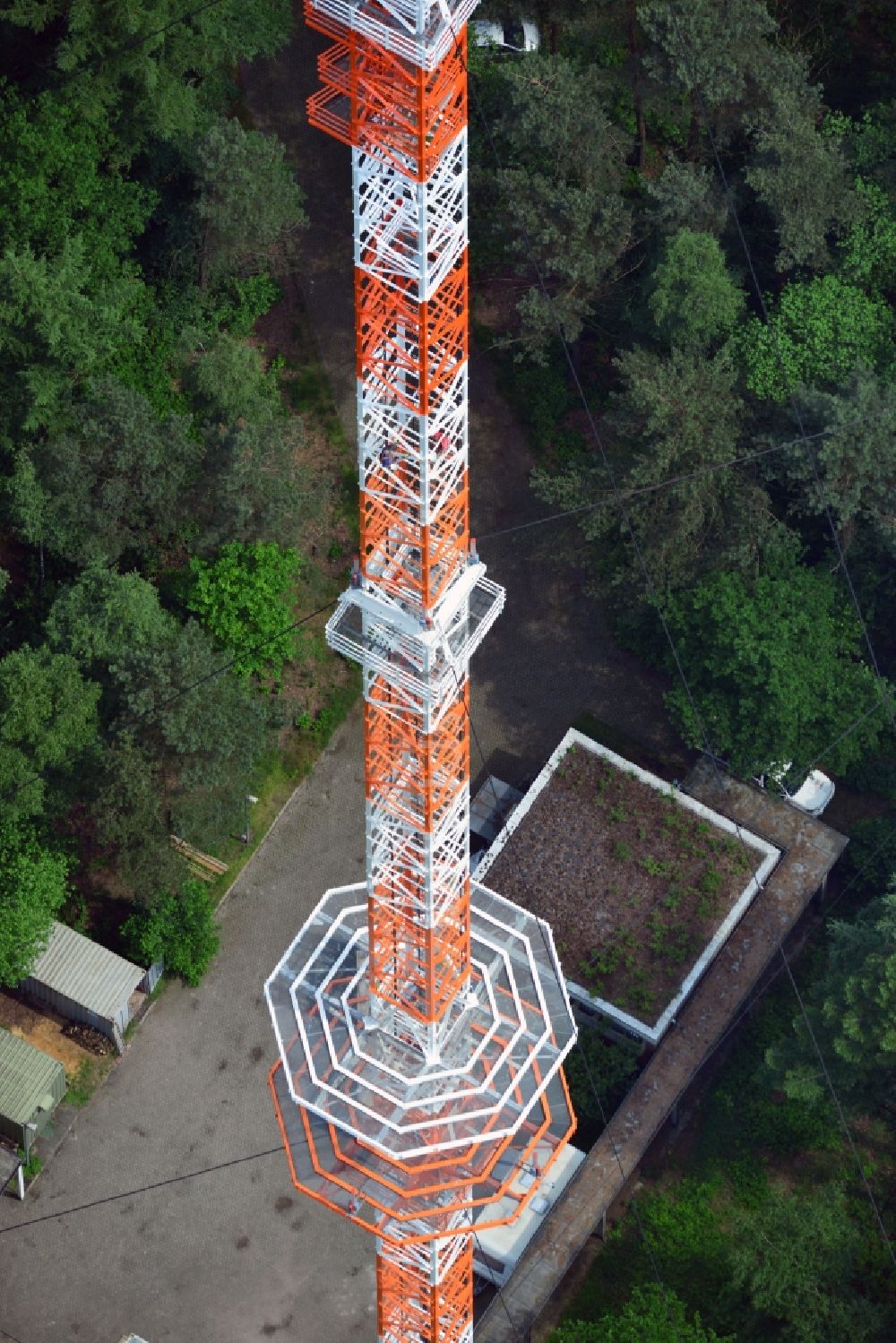 Molbergen Ortsteil Peheim von oben - Sanierter Antennenträger- Mast auf dem Fernsehturm- Umsetzer- Sendemast bei Peheim , einem Ortsteil von Molbergen im Bundesland Niedersachsen