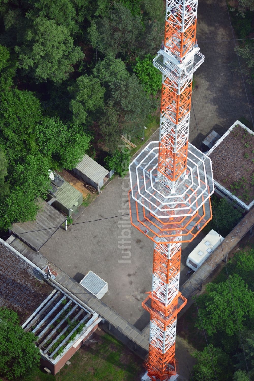 Molbergen Ortsteil Peheim aus der Vogelperspektive: Sanierter Antennenträger- Mast auf dem Fernsehturm- Umsetzer- Sendemast bei Peheim , einem Ortsteil von Molbergen im Bundesland Niedersachsen