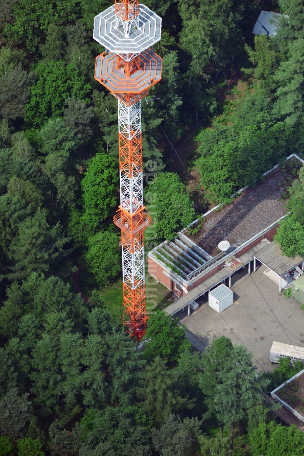 Luftbild Molbergen Ortsteil Peheim - Sanierter Antennenträger- Mast auf dem Fernsehturm- Umsetzer- Sendemast bei Peheim , einem Ortsteil von Molbergen im Bundesland Niedersachsen