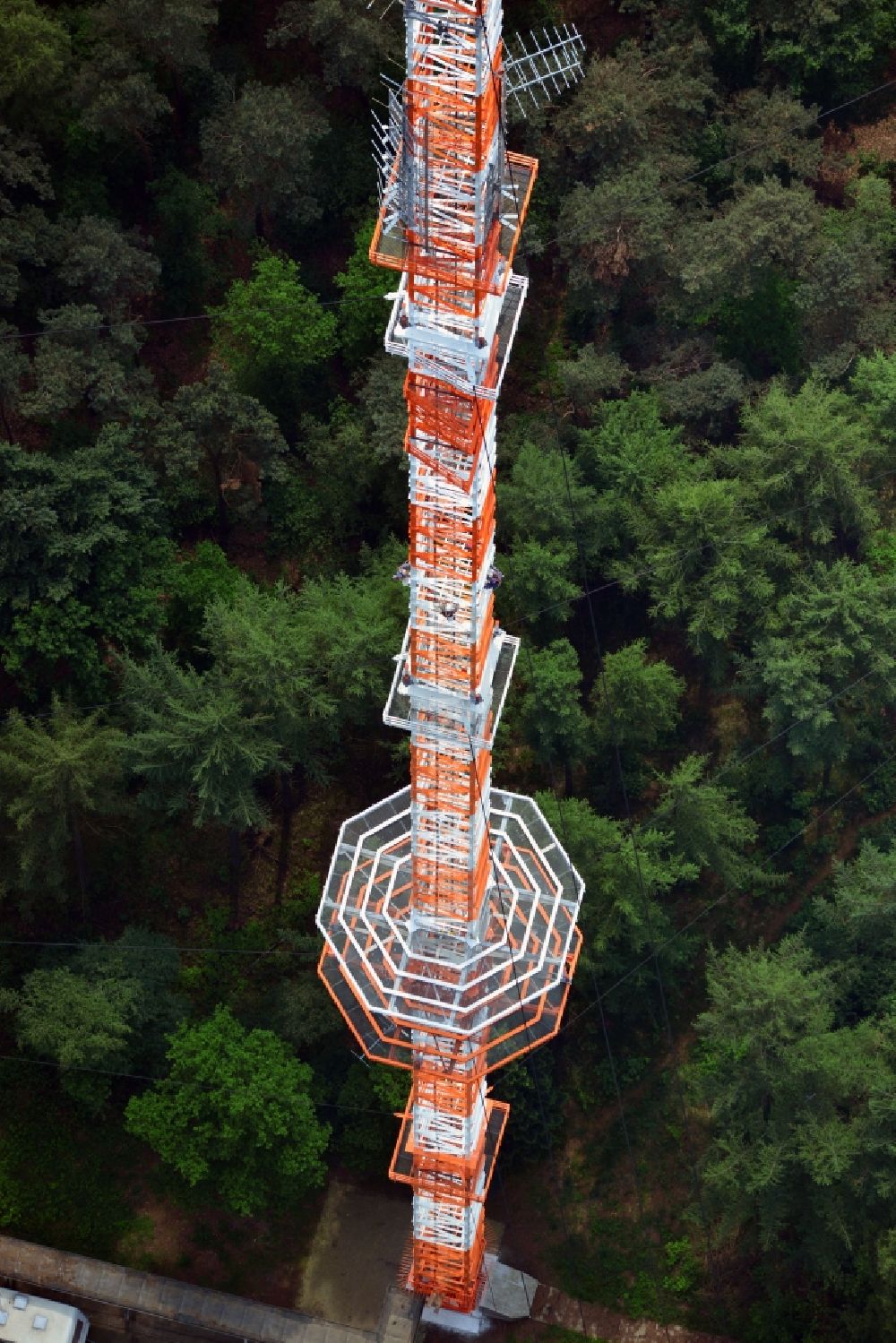 Luftaufnahme Molbergen Ortsteil Peheim - Sanierter Antennenträger- Mast auf dem Fernsehturm- Umsetzer- Sendemast bei Peheim , einem Ortsteil von Molbergen im Bundesland Niedersachsen