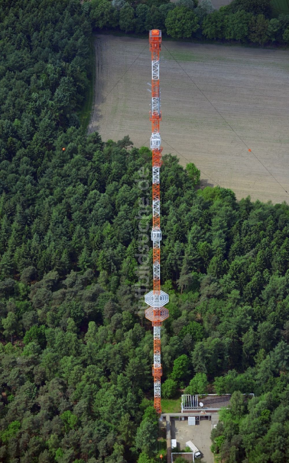 Molbergen Ortsteil Peheim von oben - Sanierter Antennenträger- Mast auf dem Fernsehturm- Umsetzer- Sendemast bei Peheim , einem Ortsteil von Molbergen im Bundesland Niedersachsen